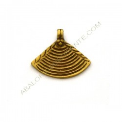 Colgante de bronce abanico. 24 x 22 x 6 mm