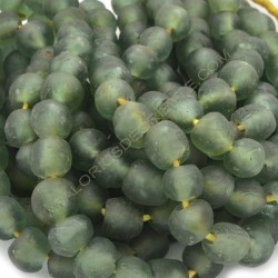 Cuenta de vidrio reciclado tonel verde 11-13 x 13 x 13 mm