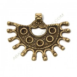 Colgante de bronce 14. 68 x 54 x 3 mm