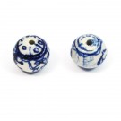 Bola de cerámica blanca y azul pintada