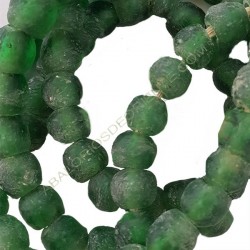 Cuenta de vidrio reciclado bola achatada verde 8 x 9 x 9 mm