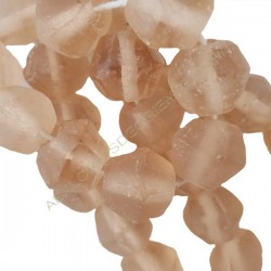 Cuenta de vidrio reciclado poligonal rosa palo 13-14 x 14 x 14 mm