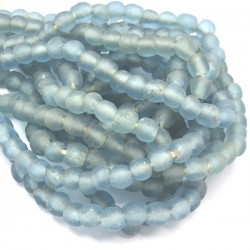 Cuenta de vidrio reciclado azul claro 9 x 10 x 10 mm