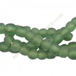 Cuenta de vidrio reciclado tonel verde claro 12 x 13 x 13 mm