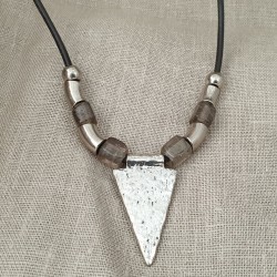 Collar cuero y colgante triangular
