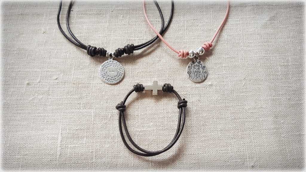 Collares y pulseras de cuero