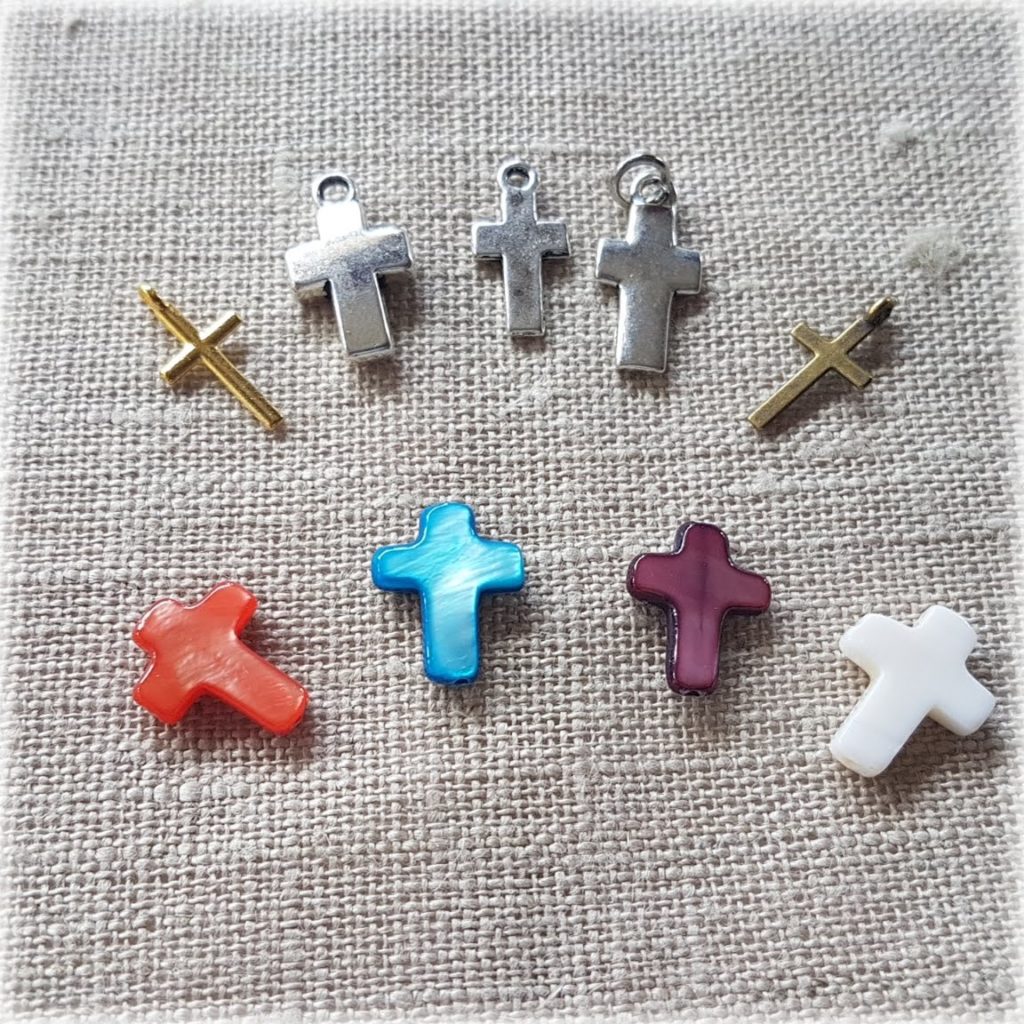Entrepiezas y colgantes de cruces