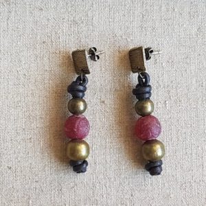 Pendientes cuero marrón y vidrio reciclado granate Pendientes cuero marrón y vidrio reciclado granate