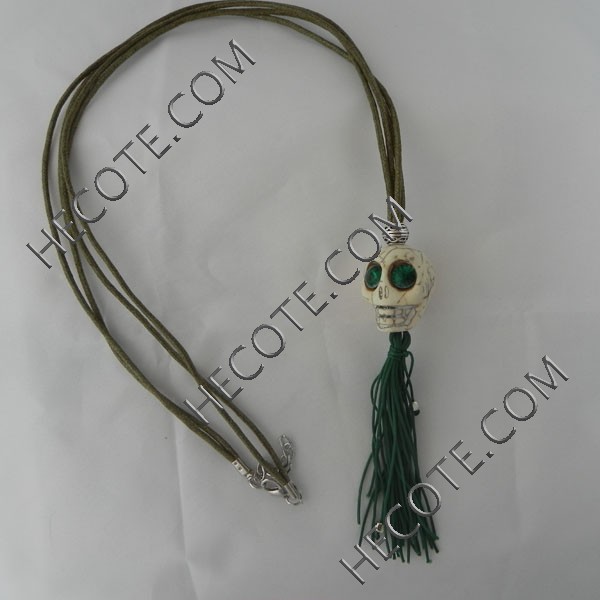 Collar calavera Collar calavera y algodón